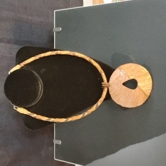 Associated Necklaces - Picture 2 of 12